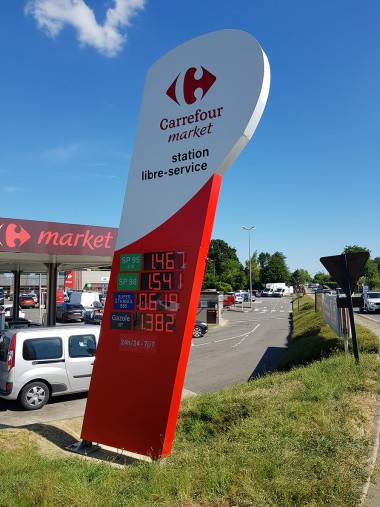 Carrefour Totem 1.jpg